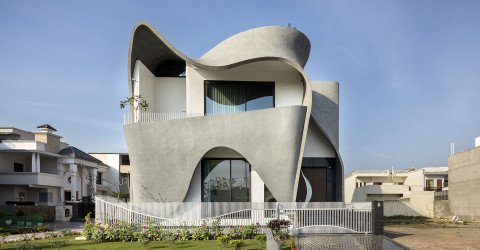 Дом с бетонной лентой: Зачем архитекторы обвили фасад частного дома в Индии?